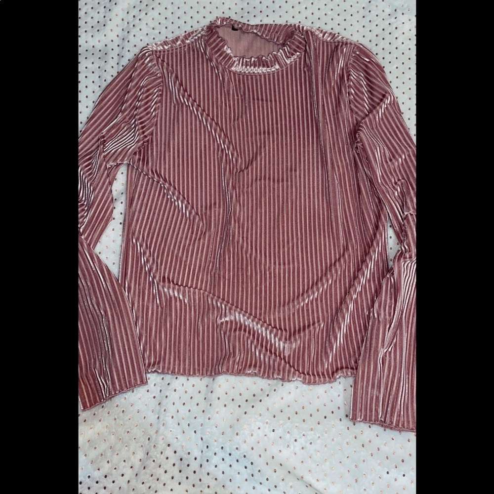 Cute baby pink velvet top!🌸 It is a little cropped fitting.